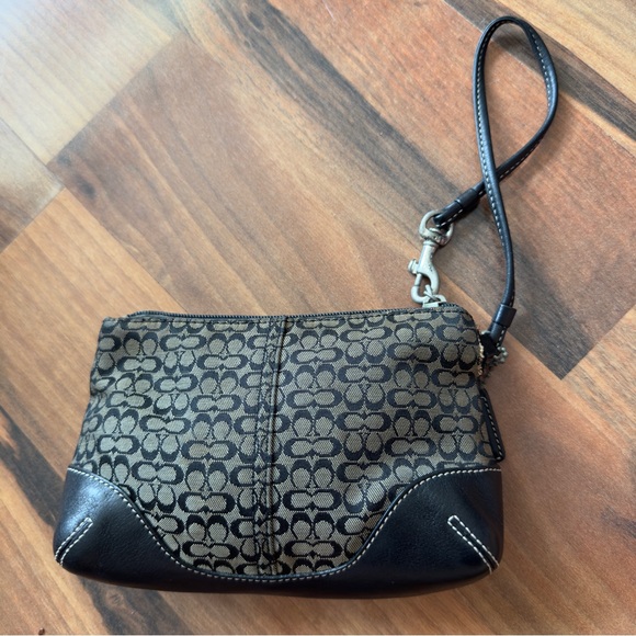 COACH Wristlet Classic Brown Leather Bottom and Strap Zipper Vintage pre-owned - Picture 1 of 8